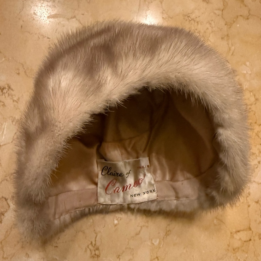 Claire of Paris Fur Hat, New York, USA
Likely Mink. Great Vintage Condition.